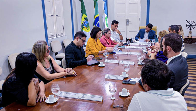 Imagem 1 -  Prefeito de Mossoró recebe servidores e garante reajuste salarial da categoria da saúde. O encontro aconteceu no Palácio da Resistência e contou com a presença de secretários municipais e representantes do Sindicato dos Servidores Públicos da Saúde (Sindssam). Um dos principais pontos do relatório final da comissão especial, criada para discutir avanços para os servidores, almejava o reajuste salarial da saúde. O aumento previsto para janeiro de 2024 beneficia diretamente o quadro de servidores da Saúde de Mossoró, em suas diversas áreas. O percentual de reajuste será definido em projeto de lei que será enviado à Câmara Municipal de Mossoró.