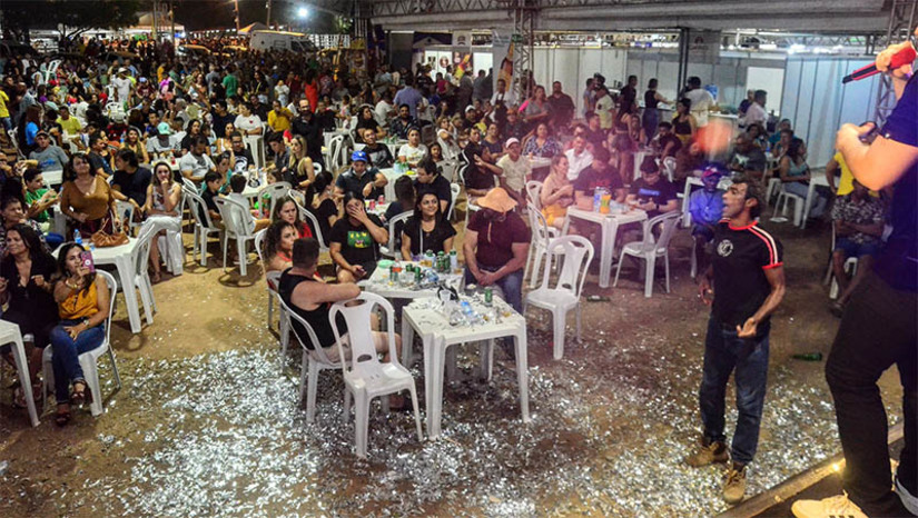 Imagem 1 - Comerciantes não poderão vender bebidas em recipiente de vidro na Festa do Bode 2023. A proibição consta no Decreto Nº 6.866, de 27 de julho de 2023. A medida valerá para o perímetro do Parque Armando Buá, local que acontece o evento, e adjacências. O descumprimento da regra poderá acarretar em multa que varia de R$ 5 mil a R$ 10 mil. De acordo com o secretário de Agricultura e Desenvolvimento Rural, Faviano Moreira, a medida visa garantir a segurança dos participantes do evento. A 23ª edição da Festa do Bode ocorrerá de 10 a 13 de agosto. Imagem 1 - Comerciantes não poderão vender bebidas em recipiente de vidro na Festa do Bode 2023. A proibição consta no Decreto Nº 6.866, de 27 de julho de 2023. A medida valerá para o perímetro do Parque Armando Buá, local que acontece o evento, e adjacências. O descumprimento da regra poderá acarretar em multa que varia de R$ 5 mil a R$ 10 mil. De acordo com o secretário de Agricultura e Desenvolvimento Rural, Faviano Moreira, a medida visa garantir a segurança dos participantes do evento. A 23ª edição da Festa do Bode ocorrerá de 10 a 13 de agosto.