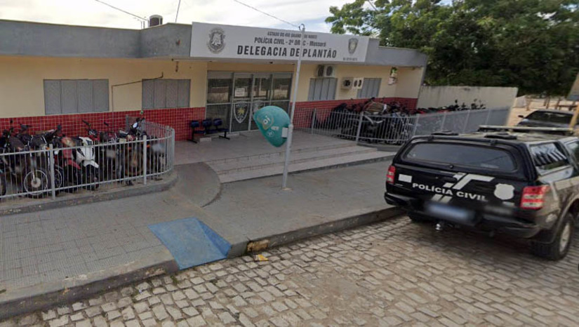 Imagem 1 - Mulher é agredida a pauladas pelo marido, na zona rural do município de Mossoró. O caso aconteceu neste domingo (30), no Sítio Bom Destino, na região da Alagoinha. A vítima estava em casa, acompanhada de outro homem, quando o marido dela, identificado como José Augusto Oliveira da Fonseca, voltou do trabalho. Ao ver os dois, ele se armou com um pedaço de madeira e agrediu a esposa. Uma viatura da PM foi acionada e levou o suspeito para a delegacia, onde foi autuado por lesão corporal, com base na Lei Maria da Penha. A mulher teve um ferimento na cabeça e, após ser atendida na UPA, prestou seu depoimento. Ela afirmou ao delegado Renato Oliveira que não estava acontecendo nada entre ela e o outro homem e que a agressão teria sido fruto do ciúmes do marido. Imagem 1 - Mulher é agredida a pauladas pelo marido, na zona rural do município de Mossoró. O caso aconteceu neste domingo (30), no Sítio Bom Destino, na região da Alagoinha. A vítima estava em casa, acompanhada de outro homem, quando o marido dela, identificado como José Augusto Oliveira da Fonseca, voltou do trabalho. Ao ver os dois, ele se armou com um pedaço de madeira e agrediu a esposa. Uma viatura da PM foi acionada e levou o suspeito para a delegacia, onde foi autuado por lesão corporal, com base na Lei Maria da Penha. A mulher teve um ferimento na cabeça e, após ser atendida na UPA, prestou seu depoimento. Ela afirmou ao delegado Renato Oliveira que não estava acontecendo nada entre ela e o outro homem e que a agressão teria sido fruto do ciúmes do marido.