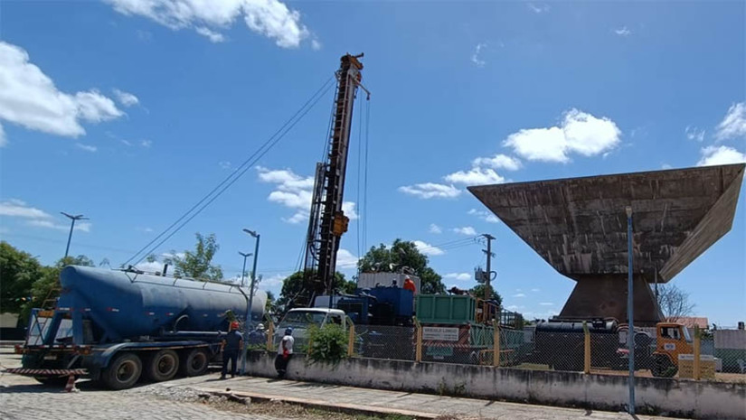 Imagem 1 -  Poço 11, que abastece 4 bairros de Mossoró, deverá ser religado no final da tarde desta segunda, 31. De acordo com a Caern, devido à complexidade do serviço que está sendo realizado no poço, foi necessário adiar o religamento do sistema. A previsão é que, após o religamento, o abastecimento dos bairros Abolição I e II, parte do Santo Antônio e Santa Delmira, seja normalizado em até 48h. Ainda segundo a Caern, o poço, que tem 917 metros, está passando por uma manutenção com sonda no revestimento interno, em área profunda. O investimento no serviço é de cerca de R$ 600 mil.