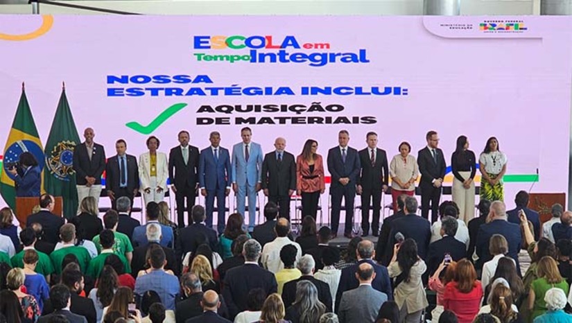 Imagem 1 -  A meta do Governo do Estado do RN é implantar a educação em tempo integral em metade das escolas estaduais até 2025. Esse índice atualmente está em 32%. Essa meta ganha o apoio do Governo Federal com a sanção pelo Presidente da República, Luiz Inácio Lula da Silva, da Lei que institui o Programa Escola em Tempo Integral. A governadora Fátima Bezerra participou da solenidade em Brasília na qual o presidente assinou a sanção da Lei. Nova Lei sancionada hoje pelo presidente da República permite ampliar as 148 escolas já existentes.