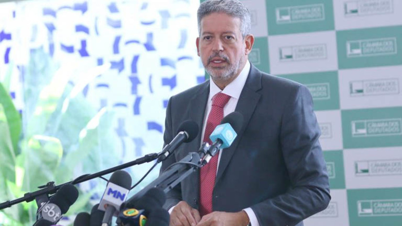 Imagem 1 - Lira diz que ‘baixar os juros de maneira artificial pode prejudicar a economia e as pessoas mais pobres’. O presidente da Câmara, deputado Arthur Lira, defendeu a redução da taxa de juros "com naturalidade". “Penso que as coisas têm de acontecer com naturalidade, agir com artificialidade poderia machucar as camadas mais baixas. Todo mundo fez o seu papel e não vejo a vontade de se manter os juros como estão”, disse Lira em entrevista ao programa Roda Viva, da TV Cultura, nesta segunda-feira (31). Na oportunidade, Lira também voltou a afirmar que, até o fim do mês, a Casa deve votar o texto com as modificações aprovadas pelo Senado no novo arcabouço fiscal (PLP 93/23). Imagem 1 - Lira diz que ‘baixar os juros de maneira artificial pode prejudicar a economia e as pessoas mais pobres’. O presidente da Câmara, deputado Arthur Lira, defendeu a redução da taxa de juros "com naturalidade". “Penso que as coisas têm de acontecer com naturalidade, agir com artificialidade poderia machucar as camadas mais baixas. Todo mundo fez o seu papel e não vejo a vontade de se manter os juros como estão”, disse Lira em entrevista ao programa Roda Viva, da TV Cultura, nesta segunda-feira (31). Na oportunidade, Lira também voltou a afirmar que, até o fim do mês, a Casa deve votar o texto com as modificações aprovadas pelo Senado no novo arcabouço fiscal (PLP 93/23).