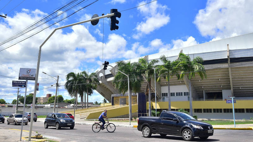 Imagem 1 - Mossoró lança ferramenta para agilizar registro e apuração de acidentes de trânsito sem vítimas. O DAT (Declaração de Acidente de Trânsito) será lançado nesta quarta-feira (2), na Câmara de Dirigentes Lojistas (CDL), a partir das 9h. O sistema tem como objetivo principal garantir a segurança dos envolvidos, auxiliar na apuração das responsabilidades e facilitar a resolução de questões legais decorrentes do incidente, além de agilizar o processo. “Além de acelerar, ele dará mais conforto e comodidade à pessoa que está envolvida no acidente, porque ela não precisa ficar esperando 20, 30 minutos, 1 hora pela presença do agente de trânsito”, explicou o diretor de Mobilidade Urbana do município, Luís Correia. Imagem 1 - Mossoró lança ferramenta para agilizar registro e apuração de acidentes de trânsito sem vítimas. O DAT (Declaração de Acidente de Trânsito) será lançado nesta quarta-feira (2), na Câmara de Dirigentes Lojistas (CDL), a partir das 9h. O sistema tem como objetivo principal garantir a segurança dos envolvidos, auxiliar na apuração das responsabilidades e facilitar a resolução de questões legais decorrentes do incidente, além de agilizar o processo. “Além de acelerar, ele dará mais conforto e comodidade à pessoa que está envolvida no acidente, porque ela não precisa ficar esperando 20, 30 minutos, 1 hora pela presença do agente de trânsito”, explicou o diretor de Mobilidade Urbana do município, Luís Correia.