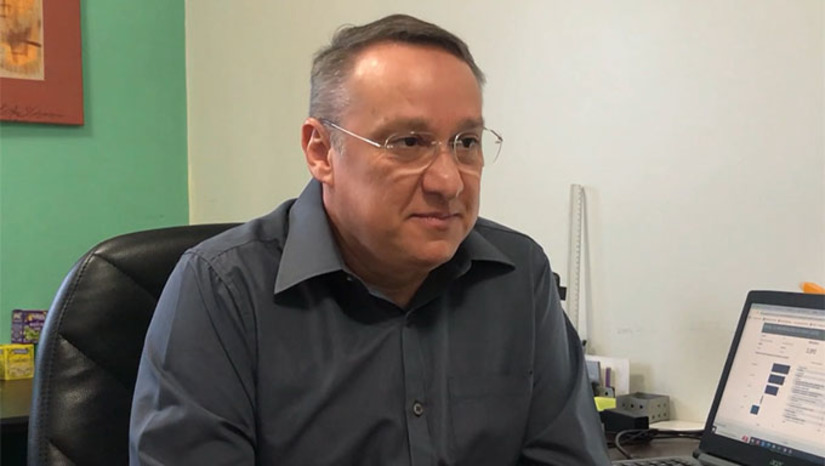 Imagem 1 - Mossoró se destaca na geração de empregos no RN há quatro meses: fruticultura lidera. O segundo em geração de empregos em Mossoró é a construção civil. O secretário Frank Felisardo, da Secretaria Municipal de Desenvolvimento Econômico, Inovação e Turismo – Sedint, acrescenta que o município vai ganhar nos próximos meses três grandes supermercados, uma grande indústria de reciclagem de plásticos da fruticultura irrigada e deve começar a construir grande fábrica de cimento (La Union). Explica que é o reflexo dos investimentos que estão sendo feitos e o trabalho de articulação que está em andamento desde o início da gestão de Allyson Bezerra, em 2021. Imagem 1 - Mossoró se destaca na geração de empregos no RN há quatro meses: fruticultura lidera. O segundo em geração de empregos em Mossoró é a construção civil. O secretário Frank Felisardo, da Secretaria Municipal de Desenvolvimento Econômico, Inovação e Turismo – Sedint, acrescenta que o município vai ganhar nos próximos meses três grandes supermercados, uma grande indústria de reciclagem de plásticos da fruticultura irrigada e deve começar a construir grande fábrica de cimento (La Union). Explica que é o reflexo dos investimentos que estão sendo feitos e o trabalho de articulação que está em andamento desde o início da gestão de Allyson Bezerra, em 2021.
