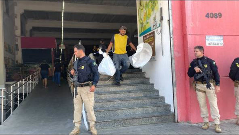 Imagem 1 -  Operação da RFB apreende cerca de R$ 2 milhões em mercadorias importadas, em Mossoró. A fiscalização está acontecendo desde o início da manhã desta quarta-feira (2), em lojas do Centro de Mossoró, que comercializam mercadorias importadas. Entre os itens apreendidos estão roupas, calçados, celulares e acessórios. À reportagem do MOSSORÓ HOJE, o auditor fiscal Marcos Santos informou que os comerciantes terão um prazo para apresentar a documentação da mercadoria apreendida. Caso a situação não seja regularizada, resultará na perda dos bens, bem como na abertura de um processo criminal.