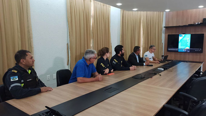 Imagem 1 - O software foi desenvolvido pela Secretaria Municipal de Segurança Pública, Defesa Civil, Mobilidade Urbana e Trânsito (SESDEM), em parceria com a Polícia Rodoviária Federal (PRF) e, em Mossoró-RN, começa a valer a partir de segunda-feira, dia 7. O secretário de Segurança DE Mossoró, Coronel Walmary Costa, disse que será feito uma campanha educativa por dois meses para instruir a população. “Esse sistema trará mais comodidade e conforto para a pessoa que está envolvida no acidente. Ela não precisará mais ficar esperando por 20, 30 minutos ou até uma hora pela presença do agente de trânsito, a fim de registrar a ocorrência”, explicou o diretor de Mobilidade Urbana, Luís Correia, que explica, acrescentando que o acidentado deve pegar os dados dos veículos, do local, fazer fotos do local retratando os veículos e seguir viagem, para registrar a ocorrência no computador em casa. Imagem 1 - O software foi desenvolvido pela Secretaria Municipal de Segurança Pública, Defesa Civil, Mobilidade Urbana e Trânsito (SESDEM), em parceria com a Polícia Rodoviária Federal (PRF) e, em Mossoró-RN, começa a valer a partir de segunda-feira, dia 7. O secretário de Segurança DE Mossoró, Coronel Walmary Costa, disse que será feito uma campanha educativa por dois meses para instruir a população. “Esse sistema trará mais comodidade e conforto para a pessoa que está envolvida no acidente. Ela não precisará mais ficar esperando por 20, 30 minutos ou até uma hora pela presença do agente de trânsito, a fim de registrar a ocorrência”, explicou o diretor de Mobilidade Urbana, Luís Correia, que explica, acrescentando que o acidentado deve pegar os dados dos veículos, do local, fazer fotos do local retratando os veículos e seguir viagem, para registrar a ocorrência no computador em casa.