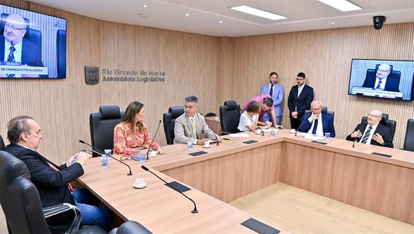 Imagem 1 - Secretário da Fazenda será convidado a prestar esclarecimentos na Assembleia sobre situação financeira do RN. O convite a Carlos Eduardo Xavier foi aprovado, à unanimidade, pelos membros da Comissão de Fiscalização e Finanças (CFF) da Assembleia Legislativa do Rio Grande do Norte. A sugestão foi do deputado Nelter Queiroz (PSDB), após o secretário afirmar que o estado está em situação financeira preocupante e, por este motivo, não será possível conceder aumentos para os servidores públicos neste ano. “Precisamos saber qual a real situação e só ele pode nos explicar”, justificou Nelter. Imagem 1 - Secretário da Fazenda será convidado a prestar esclarecimentos na Assembleia sobre situação financeira do RN. O convite a Carlos Eduardo Xavier foi aprovado, à unanimidade, pelos membros da Comissão de Fiscalização e Finanças (CFF) da Assembleia Legislativa do Rio Grande do Norte. A sugestão foi do deputado Nelter Queiroz (PSDB), após o secretário afirmar que o estado está em situação financeira preocupante e, por este motivo, não será possível conceder aumentos para os servidores públicos neste ano. “Precisamos saber qual a real situação e só ele pode nos explicar”, justificou Nelter.