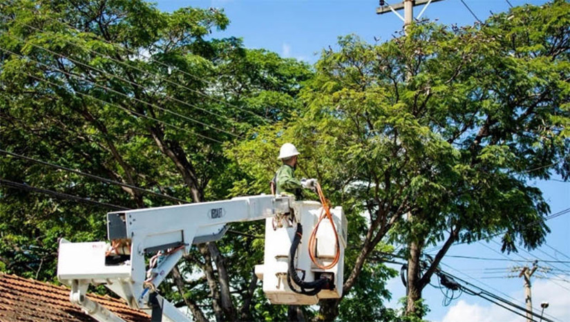Imagem 1 - Cosern reforça cuidados com podas de árvores próximas à rede elétrica devido a temporada de ventos mais fortes. De acordo com a Companhia, o mês de agosto é conhecido pela intensidade de ventos, o que aumenta o número de objetos e galhos de árvores que entram em contato com a rede de distribuição de energia elétrica de forma acidental e que podem causar interrupções no fornecimento de energia. De janeiro a julho deste ano, a Neoenergia Cosern registrou 2.455 ocorrências dessa natureza. Em todo o estado, 67% dos cerca de 22 mil quilômetros de cabos nus que atravessavam ou estavam perto de copas de árvores foram substituídos por um mais novo, do tipo multiplexado (ou protegido). Imagem 1 - Cosern reforça cuidados com podas de árvores próximas à rede elétrica devido a temporada de ventos mais fortes. De acordo com a Companhia, o mês de agosto é conhecido pela intensidade de ventos, o que aumenta o número de objetos e galhos de árvores que entram em contato com a rede de distribuição de energia elétrica de forma acidental e que podem causar interrupções no fornecimento de energia. De janeiro a julho deste ano, a Neoenergia Cosern registrou 2.455 ocorrências dessa natureza. Em todo o estado, 67% dos cerca de 22 mil quilômetros de cabos nus que atravessavam ou estavam perto de copas de árvores foram substituídos por um mais novo, do tipo multiplexado (ou protegido).