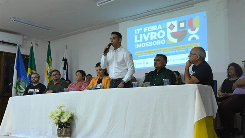 Imagem 1 - PMM investe R$ 150 mil para unidades de ensino adquirirem obras literárias na Feira do Livro. O valor também é destinado a aquisição de materiais didático-pedagógicos, além de exemplares para o acervo da Biblioteca Ney Pontes Duarte. O prefeito Allyson Bezerra acompanhou a abertura da 17ª Feira do Livro de Mossoró, que aconteceu na noite desta quarta-feirs (2), na UERN, e ressaltou a importância da iniciativa para o município. "É um evento educacional, acima de tudo, e também cultural. Ler é cultura, é educação”, disse. A FLM acontece Até o próximo sábado (5), nas instalações das Faculdades de Ciências Econômicas (FACEM), Letras e Artes (FALA) e Educação (FE), sempre das 9h às 21h. Imagem 1 - PMM investe R$ 150 mil para unidades de ensino adquirirem obras literárias na Feira do Livro. O valor também é destinado a aquisição de materiais didático-pedagógicos, além de exemplares para o acervo da Biblioteca Ney Pontes Duarte. O prefeito Allyson Bezerra acompanhou a abertura da 17ª Feira do Livro de Mossoró, que aconteceu na noite desta quarta-feirs (2), na UERN, e ressaltou a importância da iniciativa para o município. "É um evento educacional, acima de tudo, e também cultural. Ler é cultura, é educação”, disse. A FLM acontece Até o próximo sábado (5), nas instalações das Faculdades de Ciências Econômicas (FACEM), Letras e Artes (FALA) e Educação (FE), sempre das 9h às 21h.
