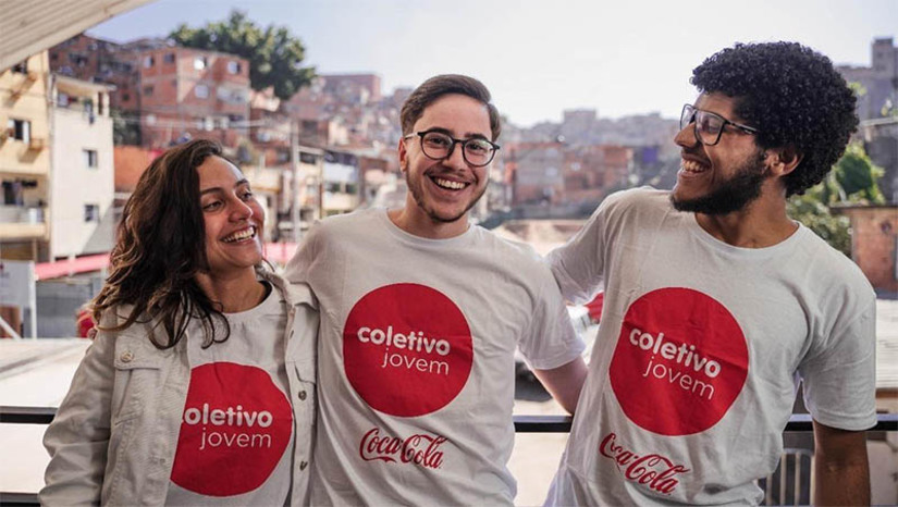 Imagem 1 - Secretaria do Trabalho e Solar Coca-Cola oferecem 2 mil vagas para capacitação de jovens do RN. As inscrições no Coletivo Online, programa de empregabilidade 100% digital do Instituto Coca-Cola, começam na segunda-feira (7). As inscrições são gratuitas e podem ser feitas até 21 de agosto por meio do site da Solar Coca-Cola. Para se candidatar, os interessados precisam ter idade entre 16 e 25 anos e estar cursando ou já ter concluído o Ensino Médio. A capacitação acontece em ambiente 100% digital, pelo aplicativo Whatsapp, e tem duração de seis semanas. Durante o ciclo de capacitação, os participantes terão acesso a aulas de planejamento financeiro, plano de vida, elaboração e construção de currículo e preparação para processos seletivos. Imagem 1 - Secretaria do Trabalho e Solar Coca-Cola oferecem 2 mil vagas para capacitação de jovens do RN. As inscrições no Coletivo Online, programa de empregabilidade 100% digital do Instituto Coca-Cola, começam na segunda-feira (7). As inscrições são gratuitas e podem ser feitas até 21 de agosto por meio do site da Solar Coca-Cola. Para se candidatar, os interessados precisam ter idade entre 16 e 25 anos e estar cursando ou já ter concluído o Ensino Médio. A capacitação acontece em ambiente 100% digital, pelo aplicativo Whatsapp, e tem duração de seis semanas. Durante o ciclo de capacitação, os participantes terão acesso a aulas de planejamento financeiro, plano de vida, elaboração e construção de currículo e preparação para processos seletivos.