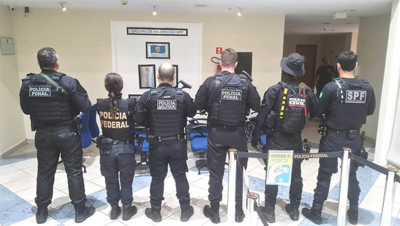 Imagem 1 -  Suspeito de contribuir com dinheiro e munições para atentados no RN é preso em Natal. A prisão, realizada em ação conjunta das polícias Federal, Civil, Militar e Penal,  aconteceu na terça-feira (1º), no  bairro do Alecrim. O investigado possui histórico no Sistema Penitenciário Federal, devido ter sido apontado como um dos líderes em uma outra onda de ataques violentos acontecida no ano de 2016 no RN. Além disso, ele foi condenado a mais de 15 anos por crimes de corrupção de menores, tráfico de drogas e porte ilegal de arma de fogo.