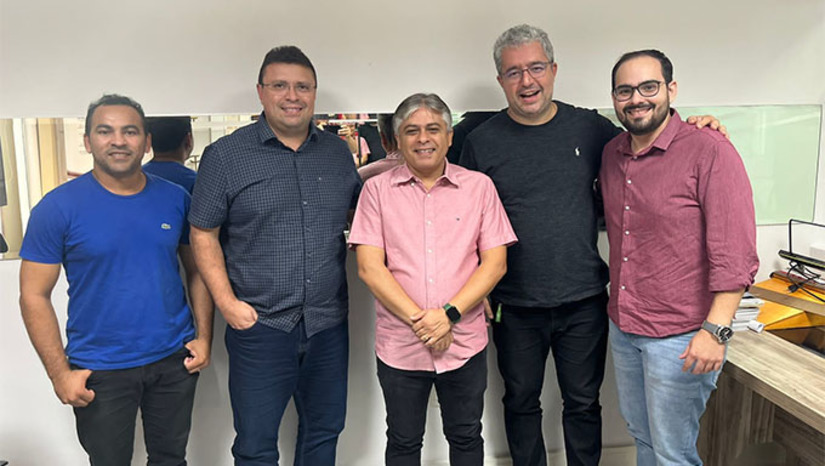 Imagem 1 - O encontro foi realizado em Mossoró e contou com a participação do secretário municipal de Planejamento, Marcos Medeiros; do Assessor Tributário do Município, Dirceu Mota; do vice-presidente da Federação da Câmara de Dirigentes Lojistas do RN (FCDL/RN), Stênio Max; e do vice-presidente da Federação do Comércio de Bens, Serviços e Turismo do Estado do Rio Grande do Norte (FECOMERCIO/RN), Michelson Frota. Imagem 1 - O encontro foi realizado em Mossoró e contou com a participação do secretário municipal de Planejamento, Marcos Medeiros; do Assessor Tributário do Município, Dirceu Mota; do vice-presidente da Federação da Câmara de Dirigentes Lojistas do RN (FCDL/RN), Stênio Max; e do vice-presidente da Federação do Comércio de Bens, Serviços e Turismo do Estado do Rio Grande do Norte (FECOMERCIO/RN), Michelson Frota.
