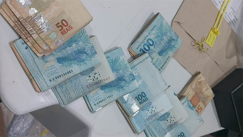 Imagem 1 - MP cumpre mandados contra suspeitos de cometerem crimes de agiotagem e lavagem de dinheiro, em Currais Novos. Dois homens são suspeitos de cometerem crime contra a economia popular na cidade seridoense. A operação Mamom, deflagrada nesta quinta-feira (3), cumpriu dois mandados de busca e apreensão em Currais Novos e outro em Nova Floresta, na Paraíba. Cédulas de dinheiro e folhas de cheques foram apreendidos no cumprimento dos mandados. O MPRN ainda apura quantas vítimas foram alvos dos crimes. Imagem 1 - MP cumpre mandados contra suspeitos de cometerem crimes de agiotagem e lavagem de dinheiro, em Currais Novos. Dois homens são suspeitos de cometerem crime contra a economia popular na cidade seridoense. A operação Mamom, deflagrada nesta quinta-feira (3), cumpriu dois mandados de busca e apreensão em Currais Novos e outro em Nova Floresta, na Paraíba. Cédulas de dinheiro e folhas de cheques foram apreendidos no cumprimento dos mandados. O MPRN ainda apura quantas vítimas foram alvos dos crimes.