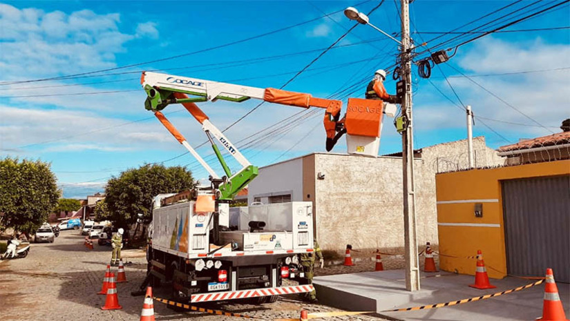 Imagem 1 -  De janeiro a junho de 2023, a Cosern removeu 10,7 toneladas de cabos irregulares instalados em postes. O quantitativo extraído nos primeiro 6 meses deste ano é 154% superior ao registrado no mesmo período de 2022. A retirada desses itens, segundo a Companhia, é necessária para garantir mais segurança à população, reduzir a poluição visual e identificar e eliminar as ligações clandestinas de cabos de telecomunicações que geram um sobrepeso à estrutura dos postes, situação que pode levar a interrupções do fornecimento de energia.
