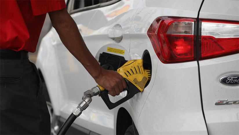 Imagem 1 -  Em 9º aumento consecutivo, gasolina vendida pela 3R Petroleum no RN chega a R$ 3,299 para as distribuidoras. O litro da Gasolina A vendido às distribuidoras teve um aumento de 3% ou R$ 0,09. Já o Diesel A S500 chegou a R$ 3,591, com crescimento de R$ 0,25 ou 7,5%. Este é o no aumento consecutivo nos combustíveis desde o mês de junho, quando a empresa assumiu as operações da Refinaria Clara Camarão, em Guamaré. Como comparação, a gasolina vendida pela Petrobras no terminal de Cabedelo, no estado da Paraíba, está a R$ 2,404, o litro. Em comparação com o preço cobrado às distribuidoras no Rio Grande do Norte, a diferença é de R$ 0,89. Já o mesmo óleo Diesel no terminal paraibano está a R$ 2,846, o que é R$ 0,74 mais barato que o praticado na refinaria Clara Camarão.