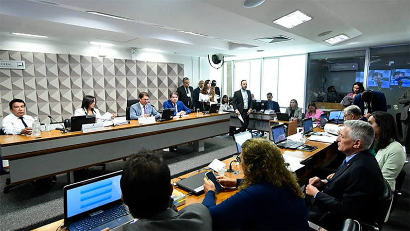 Imagem 1 -  “Hacker de Araraquara” é convocado a depor na CMPI do 8 de janeiro, no Senado. A relatora Eliziane Gama (PSD-MA) é uma das autoras da convocação de Walter Delgatti Netto. Para a senadora, ele poderá ajudar a esclarecer como a Deputada Carla Zambelli (PL-SP) atuou de modo a questionar a legitimidade do sistema eleitoral brasileiro nas eleições de 2022. Em reunião realizada nesta quinta-feira (3), Além de hacker, membros da Comissão Parlamentar Mista de Inquérito também aprovaram a covocação de outras 5 testemunhas, a transferência de sigilos, entre telefônico, telemático, bancário e fiscal, além de requisição de RIFs (Relatório de Inteligência Financeira), documentos que o Conselho de Controle de Atividade Financeiras (Coaf) produz na identificação de movimentações que indiquem suspeita de crimes.