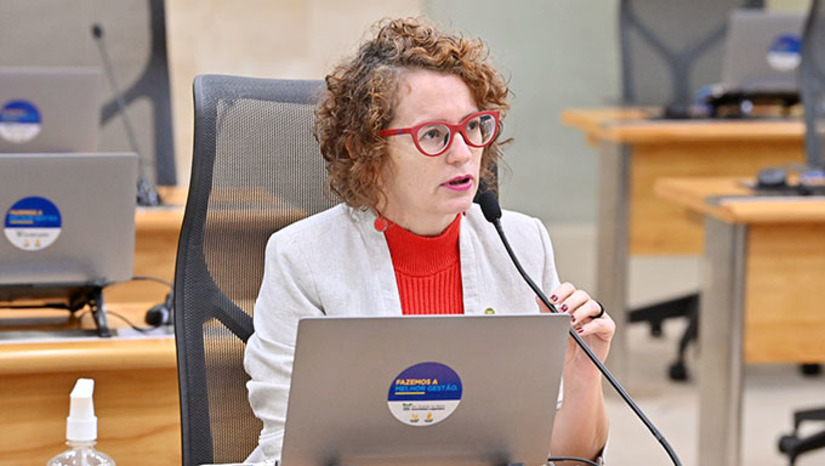 Imagem 1 -  Isolda Dantas afirmou que enquanto outros Estados seguem a redução de preços o RN segue o caminho inverso. "Isso é preocupante, pois a Petrobras vende a gasolina 27% mais barata do que o preço das refinarias privadas e a 3R vende 10% a mais. Pela média estamos pagando 37% a mais. E a gente sabe que quando a gasolina aumenta, os preços também aumentam", lamentou a deputada.