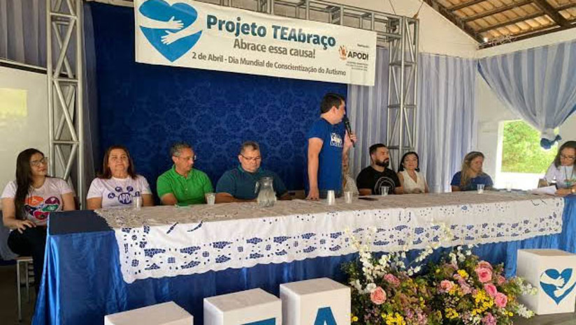 Imagem 1 -  Confira os investimentos da prefeitura de Apodi na assistência à crianças com deficiência . A Secretaria Municipal de Saúde mantém um rigoroso investimento em ações no cuidado a crianças com deficiência no âmbito municipal, seja na atenção primária ou em tratamento de média e alta complexidade.  Desde a assistência farmacêutica e suplementar, medicamentos da atenção básica e de uso especial, fórmulas suplementares e individuais, transporte sanitário, viagens para Mossoró, Natal e Fortaleza, além de exames laboratoriais, tanto na rede própria como na rede privada, até exames complementares de imagem (tomografias, ressonâncias é ultra-sonografia). 