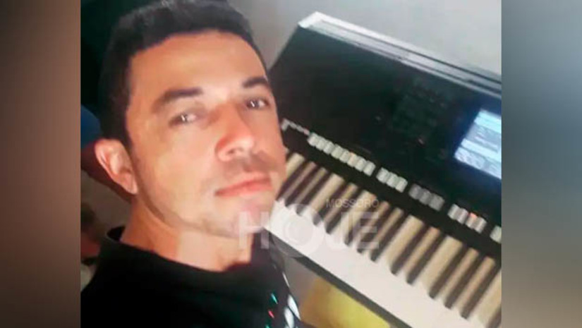 Imagem 1 -  Tecladista de 33 anos é vítima de atropelamento na RN 016, no município de Serra do Mel. Edson Bruno Cardoso Soares seguia pela rodovia em uma motocicleta, no final da tarde desta quinta-feira (3), quando foi colhido por uma carreta. De acordo com a Polícia Militar, o músico teria acessado repentinamente a rotatória de acesso à Serra do Mel e o motorista da o outro veículo não conseguiu evitar a colisão. Bruno morreu na hora.  O condutor da carreta permaneceu no local até que o corpo fosse recolhido e a perícia concluída.