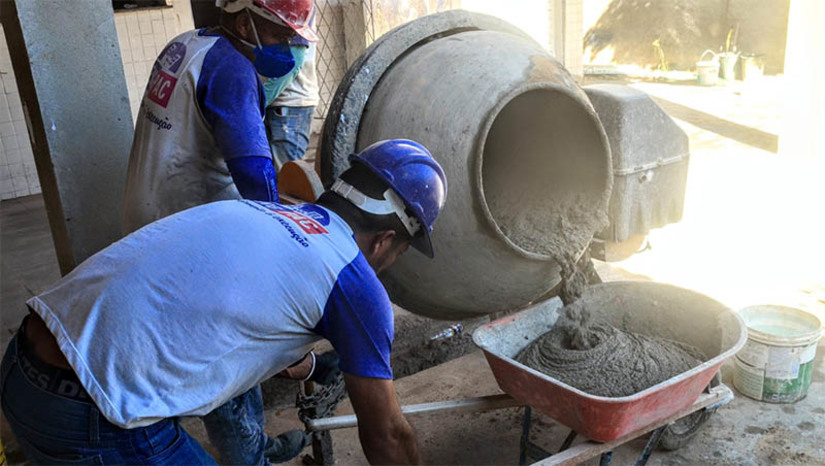 Imagem 1 -  Revitalização na Escola Municipal Celina Guimarães Viana, no Barrocas está em ritmo avançado. Os serviços no equipamento contemplam revisão elétrica, hidráulica e de cobertura, descupinização, pintura, revisão de esquadrias de madeira e de ferro, substituição de portas, acessibilidade, entre outros. É a primeira grande manutenção que a unidade recebe em 34 anos de existência. Na manhã desta sexta-feira (4), o prefeito Allyson Bezerra acompanhou o avanço das obras na unidade.
