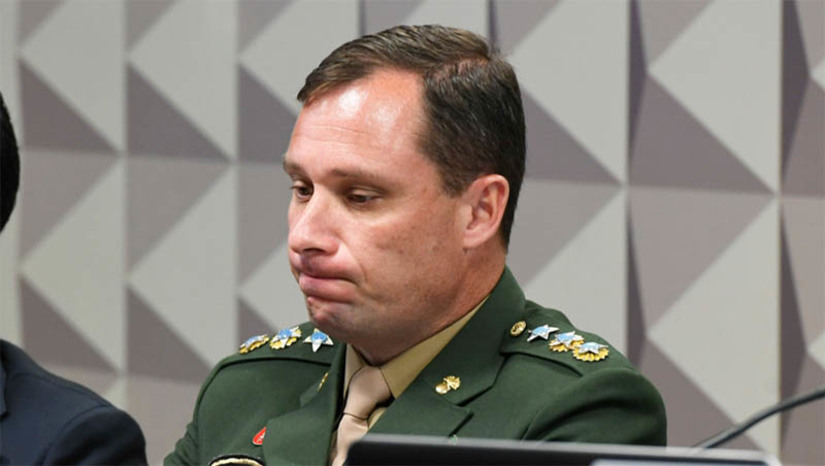 Imagem 1 - Ex-ajudante de ordens de Bolsonaro tentou vender um Rolex recebido em viagem oficial a Arábia Saudita. A informação consta de documentos recebidos pela Comissão Parlamentar Mista de Inquérito (CPMI) do 8 de janeiro. Em troca de e-mails obtida pela CPMI, um interlocutor responde ao tenente-coronel Mauro Cid agradecendo pelo interesse em vender o relógio e questiona se a peça tem certificado de garantia original. Cid responde que não possui certificado, já que o relógio foi recebido como presente em viagem oficial, mas garante que a peça nunca foi usada e estima seu valor em US$ 60 mil. O relógio foi oferecido pelo rei Salman Bin Abdulaziz al Saud, da Arábia Saudita, durante visita oficial em outubro de 2019. Imagem 1 - Ex-ajudante de ordens de Bolsonaro tentou vender um Rolex recebido em viagem oficial a Arábia Saudita. A informação consta de documentos recebidos pela Comissão Parlamentar Mista de Inquérito (CPMI) do 8 de janeiro. Em troca de e-mails obtida pela CPMI, um interlocutor responde ao tenente-coronel Mauro Cid agradecendo pelo interesse em vender o relógio e questiona se a peça tem certificado de garantia original. Cid responde que não possui certificado, já que o relógio foi recebido como presente em viagem oficial, mas garante que a peça nunca foi usada e estima seu valor em US$ 60 mil. O relógio foi oferecido pelo rei Salman Bin Abdulaziz al Saud, da Arábia Saudita, durante visita oficial em outubro de 2019.