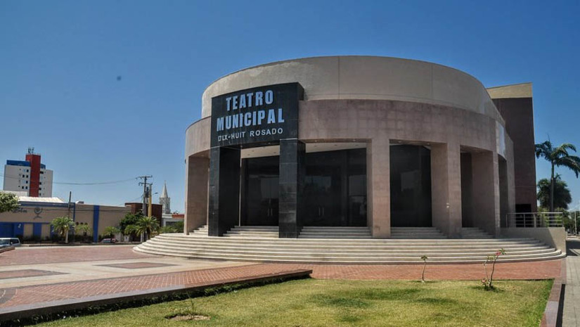 Imagem 1 -  Prefeitura prepara extensa agenda cultural para celebrar os 19 anos do Teatro Municipal Dix-huit Rosado. A programação terá início às 18h e se estenderá até as 22h30, aberta ao público. Um cortejo cultural organizado pela Cia Rascunho de Teatro, partindo do Memorial da Resistência, às 18h, em direção ao Teatro Municipal Dix-huit Rosado, abrirá as comemorações. Em seguida haverá apresentações incluindo teatro, literatura de cordel e música; confira a programação completa.
