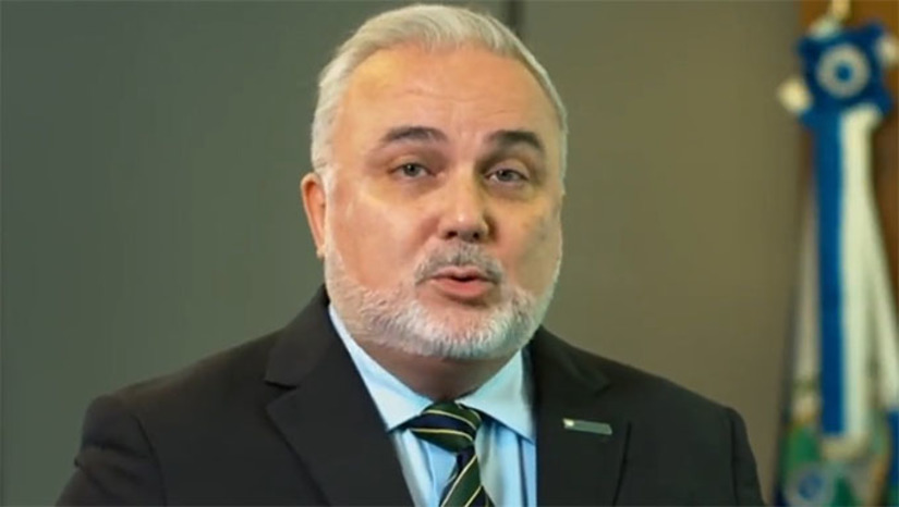 Imagem 1 - O presidente da Petrobras, Jean Paul Terra Prates, faz um balanço dos primeiros seis meses de gestão à frente da maior estatal brasileira. Falou de lucro da companhia, divisão de lucro e pagamento de impostos ao Governo Brasileiro e também sobre a transição energética justa, segura e inclusiva. “Fechamos o primeiro semestre de 2023 com resultados que marcam, de fato, um novo capítulo na história da Petrobras, com destaque para o desempenho operacional robusto, que se traduziu em um sólido resultado financeiro”, escreveu Jean Paul Prates. Imagem 1 - O presidente da Petrobras, Jean Paul Terra Prates, faz um balanço dos primeiros seis meses de gestão à frente da maior estatal brasileira. Falou de lucro da companhia, divisão de lucro e pagamento de impostos ao Governo Brasileiro e também sobre a transição energética justa, segura e inclusiva. “Fechamos o primeiro semestre de 2023 com resultados que marcam, de fato, um novo capítulo na história da Petrobras, com destaque para o desempenho operacional robusto, que se traduziu em um sólido resultado financeiro”, escreveu Jean Paul Prates.