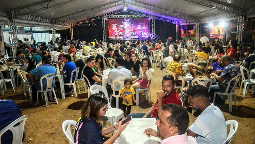 Imagem 1 -  Interessados em participar de cursos ofertados na Festa do Bode já podem se inscrever. Durante o evento, que acontece de 10 a 13 de agosto, no Parque de Exposições Armando Buá, serão oferecidos cursos voltados para a área da agricultura. Dois desses cursos são de “Boas práticas em confeitaria” e de “Cortes em animais”. Ao todo, são 120 vagas em cada curso, sendo 20 vagas por turma. Interessados em participar devem entrar em contato com a Secretaria Municipal de Agricultura por meio dos contatos: Edimar - 99171-0238 e Ney Maranhão - 99229-2761 - SEADRU - 3315-5189/99655-7917.
