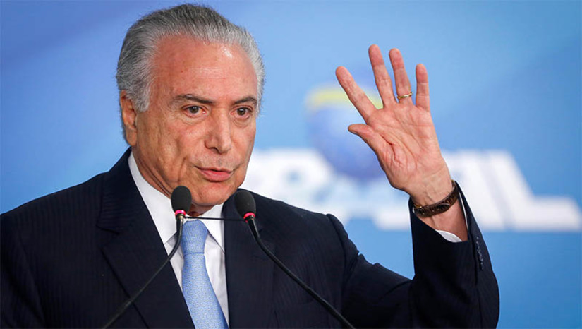 Imagem 1 -  [COLUNA ESPLANADA] Principal liderança do maior partido do País, o MDB, o ex-presidente Michel Temer acredita que o Semipresidencialismo, que prevê a criação do cargo de primeiro-ministro, vai acabar com o poder excessivo do Presidente da República e superar as crises políticas com menos traumas. Ele é hoje o principal porta-voz da mudança. “Quando fui presidente chamei o Congresso para governar comigo. Se eu não fizesse esta aliança poderia ser derrubado”, lembra Temer. “A partir do meu Governo o Congresso ganhou um protagonismo acentuado. E foi tanto que hoje já se pensa no Semipresidencialismo”. O PT é contra desde resolução interna na década de 1990. Legendas como PSB, PDT, PSol e REDE querem manter o Presidencialismo. A despeito de entrar na pauta, o tema deve ser tratado via plebiscito popular.