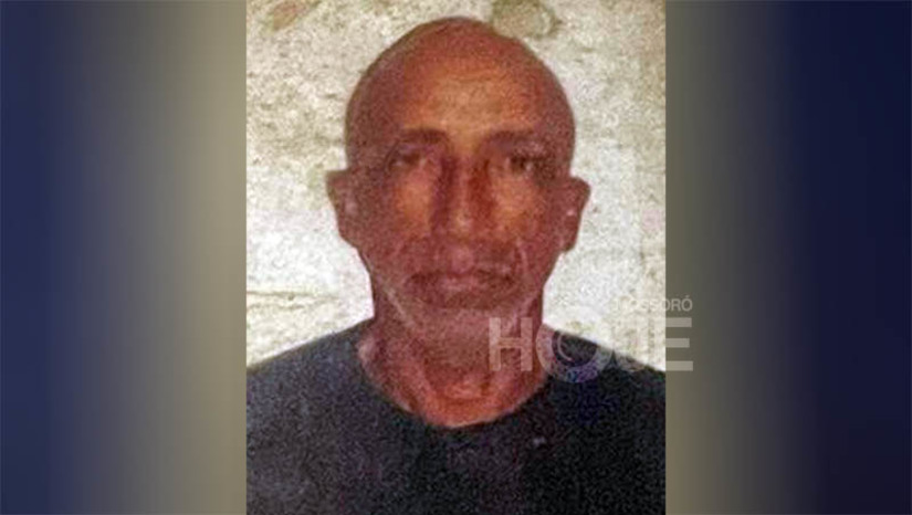 Imagem 1 - Criminosos invadem casa e matam morador a tiros, no município de Areia Branca. O crime aconteceu por volta das 20h, na praia de Upanema. Segundo informações do delegado Luís Antônio, da delegacia de plantão de Mossoró, as informações são que a vítima, identificada como José Bernardo da Silva ,conhecido como “Dedé dos Cavalos”, de 54 anos, estava em casa, com a esposa e a filha, quando dois homens invadiram o local e desferiram cerca de 10 disparos de arma de fogo contra ele. Testemunhas afirmaram que os suspeitos ainda procuraram um irmão da vítima, que estaria morando na casa ao lado, mas como não o encontraram, fugiram com destino ignorado. O relatório do caso foi enviado para a delegacia de Areia Branca, onde as investigações irão prosseguir. Imagem 1 - Criminosos invadem casa e matam morador a tiros, no município de Areia Branca. O crime aconteceu por volta das 20h, na praia de Upanema. Segundo informações do delegado Luís Antônio, da delegacia de plantão de Mossoró, as informações são que a vítima, identificada como José Bernardo da Silva ,conhecido como “Dedé dos Cavalos”, de 54 anos, estava em casa, com a esposa e a filha, quando dois homens invadiram o local e desferiram cerca de 10 disparos de arma de fogo contra ele. Testemunhas afirmaram que os suspeitos ainda procuraram um irmão da vítima, que estaria morando na casa ao lado, mas como não o encontraram, fugiram com destino ignorado. O relatório do caso foi enviado para a delegacia de Areia Branca, onde as investigações irão prosseguir.