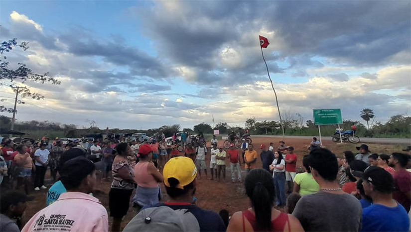 Imagem 1 -  Situação das famílias acampadas na BR 405 deve ser analisada por uma Comissão de Conflitos Fundiários. A decisão é do juiz substituto da 10ª Vara Federal, Arnaldo Pereira De Andrade Segundo. O Dnit havia entrado com ação pedindo a desocupação de cerca de 1,5 km de terra, às margens da BR 405, entre Mossoró e Apodi, por famílias do MST. Em sua decisão, o magistrado entendeu que ação envolve “grande quantidade de pessoas em situação de vulnerabilidade social”, por isso, determinou que a situação fosse avaliada por uma  Comissão de Conflitos Fundiários, por meio da qual devem ser realizadas inspeções judiciais e audiências de mediação, como etapa prévia e necessária às ordens de desocupação coletiva. 