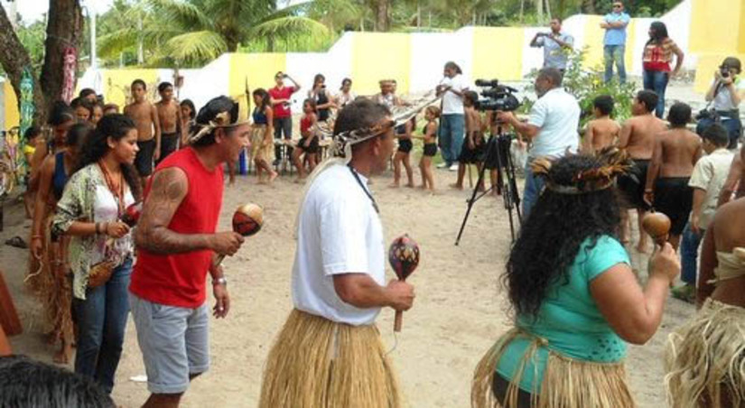 Imagem 1 - População autodeclarada indígena no RN teve aumento de aproximadamente 350% em 12 anos. Atualmente, segundo o dado do Censo Demográfico 2022, realizado pelo IBGE, o Rio Grande Norte tem 11.725 pessoas indígenas vivendo em seu território, distribuídas em 5.539 domicílios particulares permanentes ocupados com pelo menos um morador indígena. Esse número de moradores indígenas no estado representa 0,36% da população residente. Em 2010, o IBGE contou 2.597 pessoas indígenas no RN, o que correspondia a 0,08% da população residente no estado, denotando que a população autodeclarada indígena mais que dobrou em 12 anos, com variação positiva de aproximadamente 350%. Imagem 1 - População autodeclarada indígena no RN teve aumento de aproximadamente 350% em 12 anos. Atualmente, segundo o dado do Censo Demográfico 2022, realizado pelo IBGE, o Rio Grande Norte tem 11.725 pessoas indígenas vivendo em seu território, distribuídas em 5.539 domicílios particulares permanentes ocupados com pelo menos um morador indígena. Esse número de moradores indígenas no estado representa 0,36% da população residente. Em 2010, o IBGE contou 2.597 pessoas indígenas no RN, o que correspondia a 0,08% da população residente no estado, denotando que a população autodeclarada indígena mais que dobrou em 12 anos, com variação positiva de aproximadamente 350%.