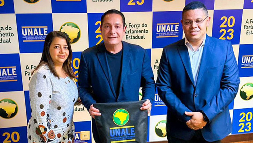Imagem 1 - "A ferramenta criada pela equipe da diretoria de Gestão Tecnológica da ALRN será disponibilizada para as demais Assembleias Legislativas que participam da Unale. Ela busca oferecer transparência e mais facilidade de acesso aos trabalhos legislativos. Recentemente, a ferramenta foi disponibilizada para a Câmara Municipal de Piracicaba. Bauru já utiliza e em Botucatu, o sistema está em fase de implantação", explicou Ezequiel Ferreira, ao diretor administrativo e financeiro, Daniel Montalvão e a Márcia Leila, que coordena a parte de processos finalísticos, que participaram da reunião. Imagem 1 - "A ferramenta criada pela equipe da diretoria de Gestão Tecnológica da ALRN será disponibilizada para as demais Assembleias Legislativas que participam da Unale. Ela busca oferecer transparência e mais facilidade de acesso aos trabalhos legislativos. Recentemente, a ferramenta foi disponibilizada para a Câmara Municipal de Piracicaba. Bauru já utiliza e em Botucatu, o sistema está em fase de implantação", explicou Ezequiel Ferreira, ao diretor administrativo e financeiro, Daniel Montalvão e a Márcia Leila, que coordena a parte de processos finalísticos, que participaram da reunião.