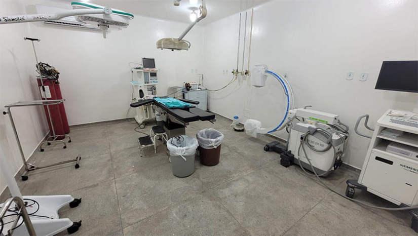 Imagem 1 - Cirurgias eletivas são retomadas no Hospital Regional de Pau dos Ferros. A retomada foi possível com a reabertura de duas salas do centro cirúrgico. O espaço foi recuperado por ação da Secretaria de Estado da Saúde Pública (Sesap) após o incêndio ocorrido na unidade. As duas salas se somam à uma outra sala montada na semana anterior para a realização de cirurgias de urgência. Imagem 1 - Cirurgias eletivas são retomadas no Hospital Regional de Pau dos Ferros. A retomada foi possível com a reabertura de duas salas do centro cirúrgico. O espaço foi recuperado por ação da Secretaria de Estado da Saúde Pública (Sesap) após o incêndio ocorrido na unidade. As duas salas se somam à uma outra sala montada na semana anterior para a realização de cirurgias de urgência.
