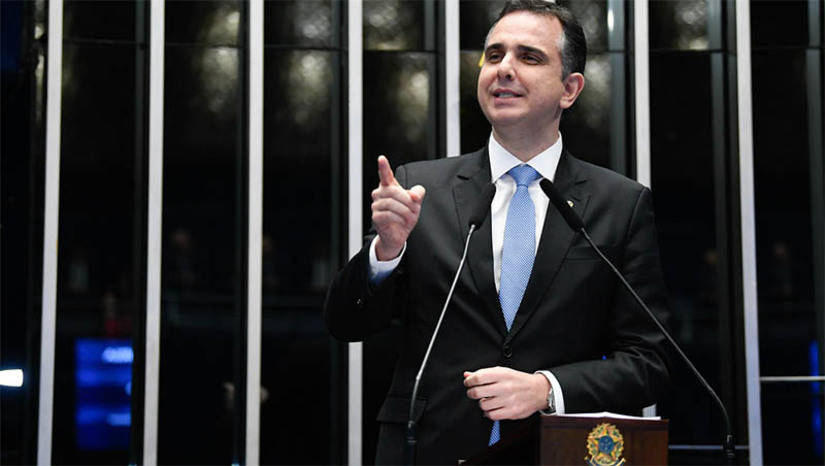 Imagem 1 -  [COLUNA ESPLANADA] De olho numa candidatura ao Governo de Minas Gerais em 2026, o presidente do Senado, Rodrigo Pacheco (PSD), se aproxima do PT mineiro, com quem sonha montar chapa forte para concorrer contra o grupo do atual governador Romeu Zema (Novo). Selado o apoio político, Pacheco também planeja atrair tradicionais financiadores de campanhas petistas no Estado. Entre eles, a Viação Gontijo, que, segundo inquérito da Polícia Federal concluído em 2018, abasteceu com quantias milionárias, via caixa-dois, a campanha do então governador petista Fernando Pimentel. Outras empresas do setor de transportes também costumam financiar o PT mineiro e Pacheco, como se sabe, tem mandado e desmandado na Agência Nacional de Transportes Terrestres (ANTT), por meio do diretor-geral Rafael Vitale, seu apadrinhado.