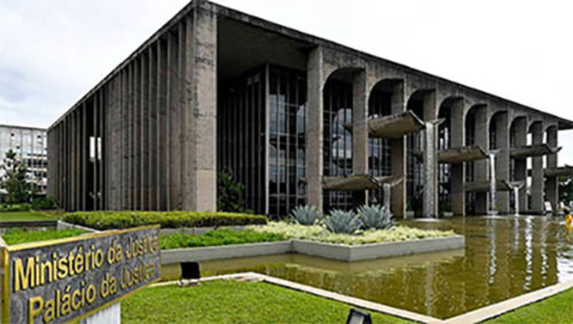 Imagem 1 -  Moraes autoriza o Ministério da Justiça a compartilhar imagens dos ataques com a CPMI do 8 de Janeiro. A decisão foi tomada nesta segunda-feira (7). Em ofício protocolado no Inquérito (INQ) 4927, o ministro da Justiça e Segurança Pública, Flávio Dino, pediu autorização do Supremo para o compartilhamento. Em sua decisão, o ministro Alexandre explicou que, para elucidação das responsabilidades criminais dos envolvidos, foi necessário anexar ao inquérito todas as imagens que auxiliem na identificação dos responsáveis. Em relação ao pedido de Dino, o ministro entendeu que não há nenhuma situação excepcional que impeça a cessão e o compartilhamento de imagens à CPMI, que deverá analisar se as torna públicas ou se mantém seu sigilo, em razão de eventuais diligências em andamento.