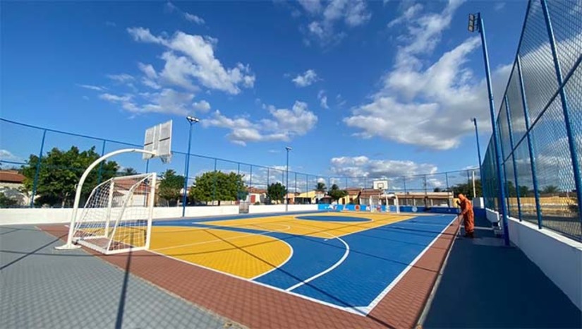 Imagem 1 -  A reforma da quadra, cujo nome faz justa homenagem ao radialista esportivo Carlos Alves, é um sonho antigo da comunidade viabilizado pela gestão de Cinthia e Galego, que desde 2021 tem concentrado ações na recuperação da praça esportiva do município. Sob a gestão da prefeita Cinthia Sonale, o equipamento público passou por uma grande reforma, na qual foram feitos reparos na sua estrutura, com a colocação das telas de proteção e a nova pintura no piso e muro de contenção da quadra.