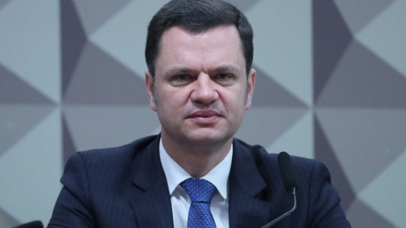 Imagem 1 - Torres chama ‘minuta do golpe’ de “aberração jurídica” e diz que não sabe quem produziu o documento. Anderson Torres, foi ouvido na CMPI do 8 de janeiro, nesta terça-feira (8). Ministro da Justiça no governo de Jair Bolsonaro, Torres era secretário de Segurança Pública do DF no dia dos ataques às sedes dos três Poderes. Na ocasião, ele estava nos Estados Unidos. Anderson Torres chegou a ser preso por 117 dias, a pedido da Polícia Federal, acusado de omissão. Atualmente, está solto e usa tornozeleira eletrônica. “No dia 10 de janeiro, durante uma busca e apreensão em minha casa, a polícia encontrou um texto apócrifo, sem data, uma fantasiosa minuta, que vai para a coleção de absurdos que constantemente chegam aos detentores de cargos públicos”, disse ele em seu depoimento. Imagem 1 - Torres chama ‘minuta do golpe’ de “aberração jurídica” e diz que não sabe quem produziu o documento. Anderson Torres, foi ouvido na CMPI do 8 de janeiro, nesta terça-feira (8). Ministro da Justiça no governo de Jair Bolsonaro, Torres era secretário de Segurança Pública do DF no dia dos ataques às sedes dos três Poderes. Na ocasião, ele estava nos Estados Unidos. Anderson Torres chegou a ser preso por 117 dias, a pedido da Polícia Federal, acusado de omissão. Atualmente, está solto e usa tornozeleira eletrônica. “No dia 10 de janeiro, durante uma busca e apreensão em minha casa, a polícia encontrou um texto apócrifo, sem data, uma fantasiosa minuta, que vai para a coleção de absurdos que constantemente chegam aos detentores de cargos públicos”, disse ele em seu depoimento.