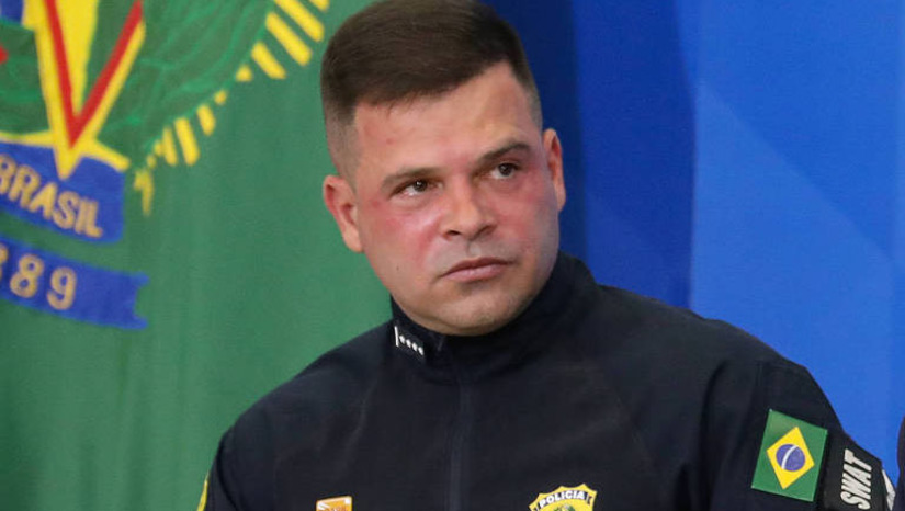 Imagem 1 - Ex-diretor da PRF é preso em operação sobre interferência no 2º turno das eleições 2022. A prisão ocorreu na manhã desta quarta-feira (9), em Florianópolis. Os mandados foram autorizados pelo ministro do Supremo Tribunal Federal (STF) Alexandre de Moraes. Em 30 de outubro, dia do segundo turno, a PRF realizou blitze que interferiram na movimentação de eleitores, sobretudo no Nordeste, onde Lula (PT) tinha vantagem sobre Jair Bolsonaro (PL) nas pesquisas de intenção de voto. Na véspera, o diretor-geral da PRF, Silvinei Vasques, havia declarado voto em Bolsonaro. Há ainda 10 mandados de busca e apreensão sendo cumpridos no Rio Grande do Sul, no Distrito Federal, em Santa Catarina e no Rio Grande do Norte, contra diretores da PRF na gestão Silvinei. Não há mandados de prisão contra eles. Imagem 1 - Ex-diretor da PRF é preso em operação sobre interferência no 2º turno das eleições 2022. A prisão ocorreu na manhã desta quarta-feira (9), em Florianópolis. Os mandados foram autorizados pelo ministro do Supremo Tribunal Federal (STF) Alexandre de Moraes. Em 30 de outubro, dia do segundo turno, a PRF realizou blitze que interferiram na movimentação de eleitores, sobretudo no Nordeste, onde Lula (PT) tinha vantagem sobre Jair Bolsonaro (PL) nas pesquisas de intenção de voto. Na véspera, o diretor-geral da PRF, Silvinei Vasques, havia declarado voto em Bolsonaro. Há ainda 10 mandados de busca e apreensão sendo cumpridos no Rio Grande do Sul, no Distrito Federal, em Santa Catarina e no Rio Grande do Norte, contra diretores da PRF na gestão Silvinei. Não há mandados de prisão contra eles.