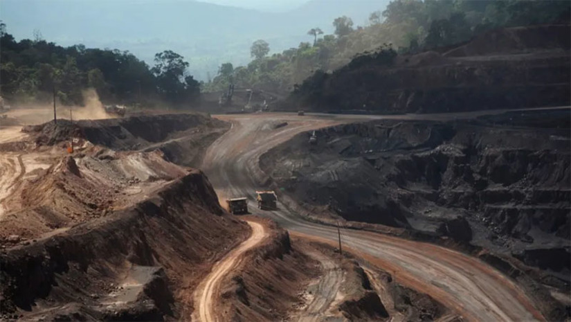 Imagem 1 -  [COLUNA ESPLANADA] Pressionado por vários movimentos sociais, o Governo criou um grupo de trabalho na Secretaria Geral da Presidência para propor uma regulamentação mais rigorosa em toda a cadeia produtiva do setor mineral. A ideia é incluir na lei exigências sociais, ambientais, de saúde e segurança no trabalho na exploração mineral. O grupo vai “sistematizar as particularidades das cadeias de exploração mineral e propor a criação de mecanismos regulatórios pertinentes”. Até hoje as vítimas das barragens de Brumadinho e Mariana recorrem à Justiça para serem indenizadas. Chama a atenção das autoridades, em especial, a corrida global pelas reservas de lítio no Vale do Jequitinhonha, a região mais carente de Minas Gerais. Mineradoras estrangeiras estão chegando com investimentos bilionários, sem qualquer contrapartida social.