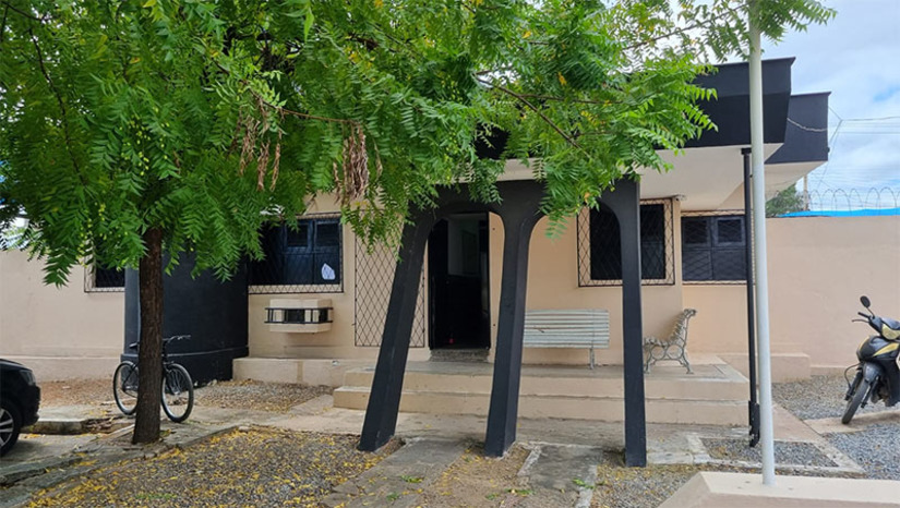 Imagem 1 - 38ª Delegacia de Polícia, no Alto de São Manoel, volta a funcionar a partir desta quinta-feira (10). A unidade, localizada no cruzamento da Av. Presidente Dutra com a Francisco Mota, passou por um ampla reforma, para melhor acomodar as equipes que atuam no local, bem como a população que busca atendimento. A 38ª DP atende todos os bairros que estão localizados entre o Centro, a partir da Av. Rio Branco, o grande Alto de São Manoel e adjacências. A partir desta quinta-feira (10), quem precisar de atendimento relacionado a casos como estelionato, crimes cibernéticos ou qualquer outro que não seja competência das delegacias especializadas (DHPP, Deam, Defur), podem procurar o local. Imagem 1 - 38ª Delegacia de Polícia, no Alto de São Manoel, volta a funcionar a partir desta quinta-feira (10). A unidade, localizada no cruzamento da Av. Presidente Dutra com a Francisco Mota, passou por um ampla reforma, para melhor acomodar as equipes que atuam no local, bem como a população que busca atendimento. A 38ª DP atende todos os bairros que estão localizados entre o Centro, a partir da Av. Rio Branco, o grande Alto de São Manoel e adjacências. A partir desta quinta-feira (10), quem precisar de atendimento relacionado a casos como estelionato, crimes cibernéticos ou qualquer outro que não seja competência das delegacias especializadas (DHPP, Deam, Defur), podem procurar o local.
