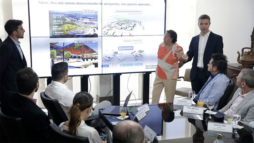 Imagem 1 - Governo recebe grupo suíço que irá assumir o Aeroporto de Natal e mostra potencialidades do RN. A Zurich Airport arrematou o Aeroporto de São Gonçalo do Amarante por 320 milhões, no leilão realizado pela Agência Nacional de Aviação Civil (Anac) em 19 de maio deste ano. Os diretores do grupo foram recebidos pela governadora Fátima Bezerra nesta terça-feira (8). Na oportunidades, a gestora do RN e secretários estaduais informaram sobre as potencialidades do Estado no campo do Turismo, inclusive de aventura (Parques Mata da Pipa e Geoparque Seridó) e religioso; das energias renováveis; fruticultura; petróleo e gás; sal marinho; investimentos na infraestrutura rodoviária; na educação profissional e obras no novo PAC, com investimentos federais na duplicação BR-304, conclusão transposição de águas do Rio São Francisco, hospital metropolitano de Natal e Porto Indústria Verde. Imagem 1 - Governo recebe grupo suíço que irá assumir o Aeroporto de Natal e mostra potencialidades do RN. A Zurich Airport arrematou o Aeroporto de São Gonçalo do Amarante por 320 milhões, no leilão realizado pela Agência Nacional de Aviação Civil (Anac) em 19 de maio deste ano. Os diretores do grupo foram recebidos pela governadora Fátima Bezerra nesta terça-feira (8). Na oportunidades, a gestora do RN e secretários estaduais informaram sobre as potencialidades do Estado no campo do Turismo, inclusive de aventura (Parques Mata da Pipa e Geoparque Seridó) e religioso; das energias renováveis; fruticultura; petróleo e gás; sal marinho; investimentos na infraestrutura rodoviária; na educação profissional e obras no novo PAC, com investimentos federais na duplicação BR-304, conclusão transposição de águas do Rio São Francisco, hospital metropolitano de Natal e Porto Indústria Verde.