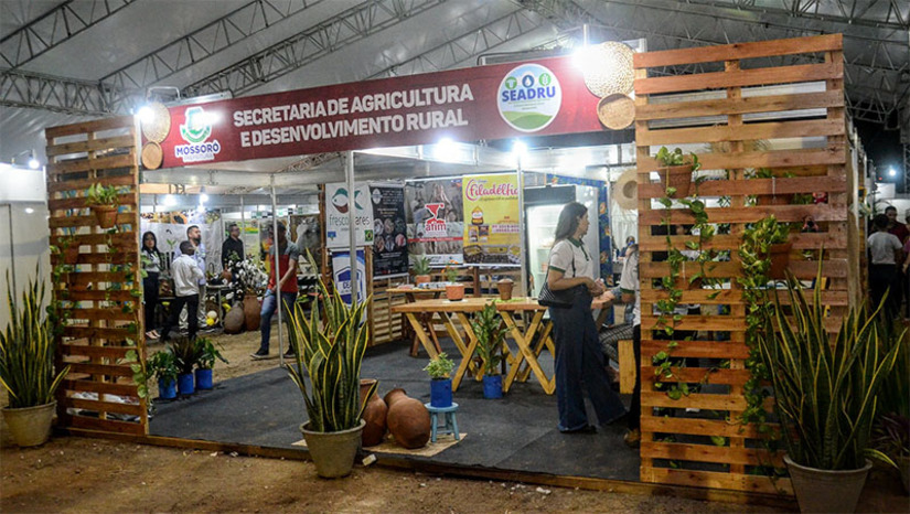 Imagem 1 - Confira a programação completa da Festa do Bode 2023 que tem início nesta quinta-feira, 10. As primeiras atividades ocorrem logo no início da manhã. A festa se estenderá até o próximo domingo (13) com shows musicais, apresentação de humorista, repentista, além de programação científica e torneios e festival gastronômico. Promovido pela Prefeitura de Mossoró, em 2022, o evento movimentou em torno de 6 milhões de reais e atraiu mais de 50 mil pessoas. “A expectativa da Secretaria da Agricultura é muito positiva para a Festa do Bode deste ano. Temos uma boa procura nas palestras, cursos, oficinas. Teremos também uma grande quantidade de comerciantes habilitados para trabalharem durante os quatro dias de evento, além de mais de 20 atrações que se apresentarão durante os dias de festa”, disse, o secretário de agricultura, Faviano Moreira. Imagem 1 - Confira a programação completa da Festa do Bode 2023 que tem início nesta quinta-feira, 10. As primeiras atividades ocorrem logo no início da manhã. A festa se estenderá até o próximo domingo (13) com shows musicais, apresentação de humorista, repentista, além de programação científica e torneios e festival gastronômico. Promovido pela Prefeitura de Mossoró, em 2022, o evento movimentou em torno de 6 milhões de reais e atraiu mais de 50 mil pessoas. “A expectativa da Secretaria da Agricultura é muito positiva para a Festa do Bode deste ano. Temos uma boa procura nas palestras, cursos, oficinas. Teremos também uma grande quantidade de comerciantes habilitados para trabalharem durante os quatro dias de evento, além de mais de 20 atrações que se apresentarão durante os dias de festa”, disse, o secretário de agricultura, Faviano Moreira.