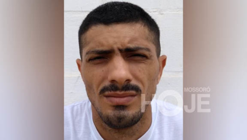 Imagem 1 -  Homem que matou carroceiro próximo à Cobal é identificado e indiciado pela DHPP. Luiz Dom Diego já é um velho conhecido da justiça, já tendo sido condenado por outros crimes de homicídios, um deles contra outro carroceiro. Atualmente, ele cumpre pena por roubo. De acordo com as investigações conduzidas pela equipe da Delegacia de Homicídios e Proteção à Pessoa de Mossoró, ele também foi o responsável por atirar e matar o carroceiro Severino Pereira Neto, em 10 de setembro de 2022, próximo à Cobal. No dia, a vítima estava trabalhando, quando foi surpreendida por Dom Diego, que já chegou atirando. Segundo o delegado Caio Fábio,o inquérito foi concluído e remetido à justiça, que deferiu o pedido de prisão preventiva, garantindo que ele continue preso para responder por este crime.