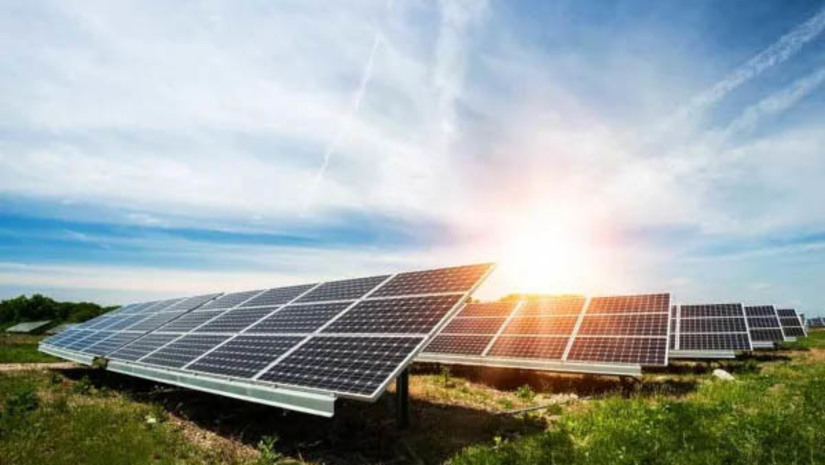 Imagem 1 -  [COLUNA ESPLANADA] Curto-circuito forte no setor de energia solar. Uma pesquisa da Associação Brasileira de Energia Solar Fotovoltaica (ABSOLAR) revelou que o Brasil tem prejuízo de R$ 3 bilhões por ano com suspensões arbitrárias da geração própria de energia solar por distribuidoras. Há denúncias abertas de boicote das tradicionais distribuidoras de energia, segundo reclamações de comerciantes, que “utilizam relatórios sem respaldo técnico para negar ou cancelar instalações de painéis solares”. Os dados da ABSOLAR contam 3,1 mil pedidos de conexão cancelados e suspensos pelas distribuidoras. Já a Associação Brasileira de Distribuidores de Energia Elétrica (ABRADEE) informa que as distribuidoras não têm interesse em negar pedidos para prejudicar o setor. “Apenas de outubro de 2022 a janeiro deste ano foram pedidos a instalação de 35,7 gigawats de potência, 18% da capacidade de geração do Brasil inteiro, instalada ao longo de mais de 100 anos”, diz o diretor executivo de regulação da ABRADEE, Ricardo Brandão. A entidade afirma que é a ANEEL quem determina as condições para realizar uma conexão elétrica. A pesquisa da ABSOLAR contou com gerentes e proprietários de 715 empresas do setor de energia fotovoltaica.
