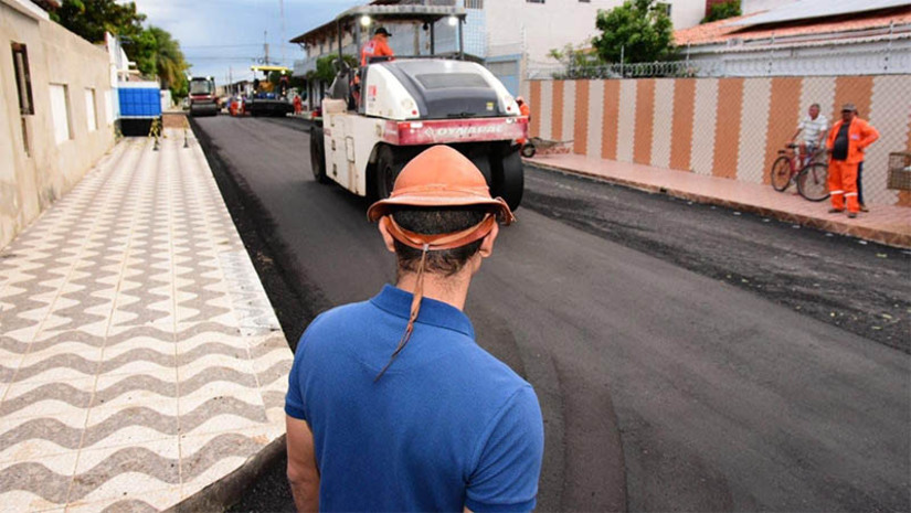Imagem 1 - PL que amplia transparência do "Mossoró Realiza" é enviado para análise dos vereadores. Com um investimento histórico de mais de 200 milhões de reais destinados a diversas obras na cidade, o projeto almeja ir além das exigências padrão de transparência. A lei proposta pelo prefeito Allyson Bezerra exige que todas as etapas do Mossoró Realiza sejam conduzidas com absoluta transparência. Detalhes como datas de início, previsões, objetivos, empresas envolvidas, prazos, fontes de recursos e responsáveis técnicos serão disponibilizados de forma acessível e clara no portal oficial do programa. Imagem 1 - PL que amplia transparência do "Mossoró Realiza" é enviado para análise dos vereadores. Com um investimento histórico de mais de 200 milhões de reais destinados a diversas obras na cidade, o projeto almeja ir além das exigências padrão de transparência. A lei proposta pelo prefeito Allyson Bezerra exige que todas as etapas do Mossoró Realiza sejam conduzidas com absoluta transparência. Detalhes como datas de início, previsões, objetivos, empresas envolvidas, prazos, fontes de recursos e responsáveis técnicos serão disponibilizados de forma acessível e clara no portal oficial do programa.