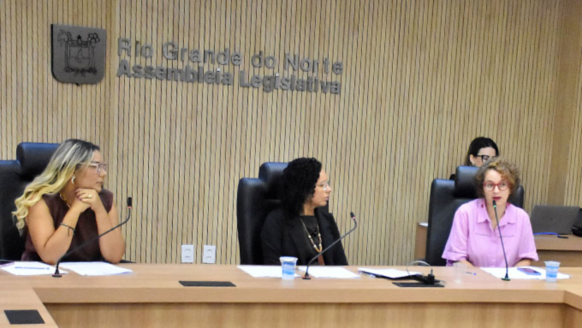 Imagem 1 -  3R Petroleum comprou a Refinaria Clara Camarão da Petrobras, durante o governo Bolsonaro, por menos da metade do valor do seguro da estrutura e assumiu a estrutura há cerca de 2 meses e meio. Neste intervalo, aumentou o preço da gasolina e do diesel nove vezes, tornando estes combustíveis no RN o mais caro do País. Diante dos sucessivos aumentos, a deputada Isolda Dantas, do PT, formulou o convite, através da Assembléia, para os diretores da 3R explicar os motivos dos aumentos constantes nos combustíveis.