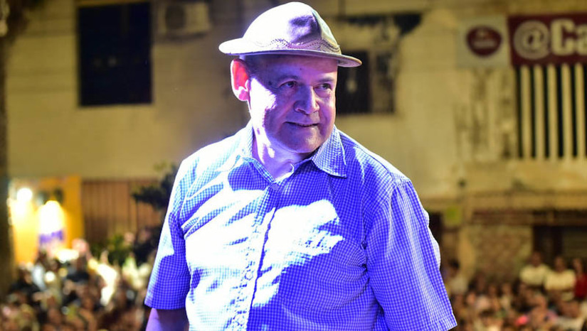 Imagem 1 -  Humorista Zé Lezim se apresenta nesta quinta-feira (10), na Festa do Bode 2023. Somente no primeiro dia a maior caprifeira do Rio Grande do Norte terá shows musicais, humorísticos, entrega de certificados de cursos realizados em comunidades rurais de Mossoró, feiras e muito mais. A grande atração do dia é o humorista Nairon Barreto, mais conhecido como Zé Lezin. O paraibano se apresenta no palco Espaço Vila do Bode, a partir das 20h40. 