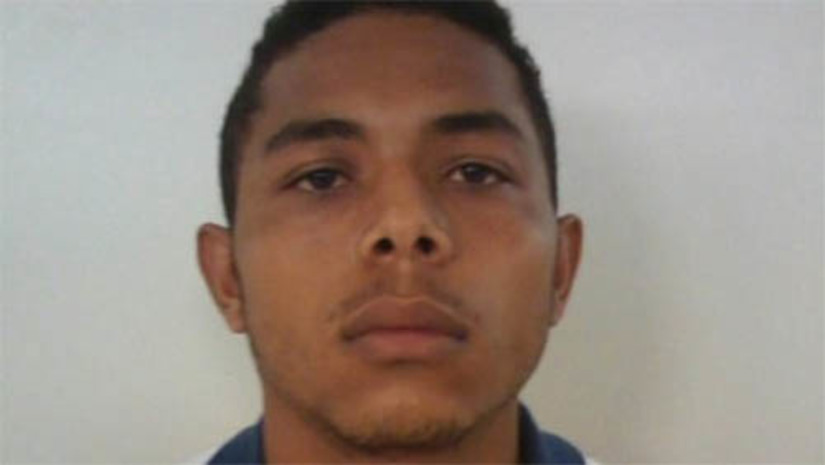 Imagem 1 - “Queijada” é apontado como autor de uma tentativa de homicídio ocorrida em 2014, em Mossoró. Nesta quinta-feira (10), a delegada Cristiane Magalhães, da DHPP, informou que as investigações apontaram a autoria de uma tentativa de homicídio ocorrida em 10 de setembro de 2014, no Alto de São Manoel, em Mossoró. Sadrake Caetano de Lima foi alvejado com 5 tiros, por David Carlos da Silva, conhecido como “Queijada”. Mesmo ferida, a vítima conseguiu correr e pedir socorro, sendo levado ao HRTM. O autor foi identificado pela moto em que estava no momento do crime e reconhecido por testemunhas. Ele já é um velho conhecido da polícia, inclusive, cumpre pena atualmente no presídio estadual, por outro homicídio. Imagem 1 - “Queijada” é apontado como autor de uma tentativa de homicídio ocorrida em 2014, em Mossoró. Nesta quinta-feira (10), a delegada Cristiane Magalhães, da DHPP, informou que as investigações apontaram a autoria de uma tentativa de homicídio ocorrida em 10 de setembro de 2014, no Alto de São Manoel, em Mossoró. Sadrake Caetano de Lima foi alvejado com 5 tiros, por David Carlos da Silva, conhecido como “Queijada”. Mesmo ferida, a vítima conseguiu correr e pedir socorro, sendo levado ao HRTM. O autor foi identificado pela moto em que estava no momento do crime e reconhecido por testemunhas. Ele já é um velho conhecido da polícia, inclusive, cumpre pena atualmente no presídio estadual, por outro homicídio.