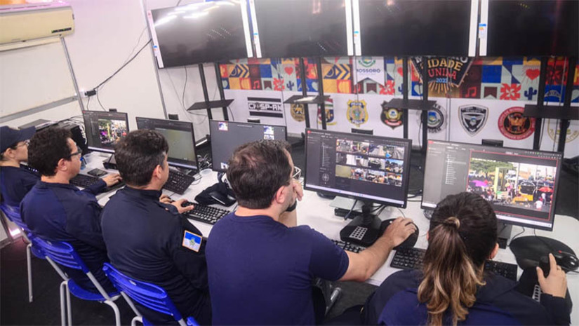Imagem 1 - Festa do Bode terá central de videomonitoramento e entradas com câmera de reconhecimento facial. Estão sendo disponibilizados mais de 260 agentes de segurança (Guarda Municipal, Polícia Militar, agentes de trânsito, Polícia Rodoviária Federal, Polícia Rodoviária Estadual, Bombeiros Militares, Segurança Privada) para os quatro dias de evento. Serão ainda utilizadas 6 viaturas, 3 motos, além de posicionamento estratégico. O grande esquema de segurança visa garantir a tranquilidade dos mossoenses e visitantes do evento. A maior caprifeira do Rio Grande do Norte começa nesta quinta-feira (10) e se estenderá até o próximo domingo (13), no Parque de Exposições Armando Buá. Imagem 1 - Festa do Bode terá central de videomonitoramento e entradas com câmera de reconhecimento facial. Estão sendo disponibilizados mais de 260 agentes de segurança (Guarda Municipal, Polícia Militar, agentes de trânsito, Polícia Rodoviária Federal, Polícia Rodoviária Estadual, Bombeiros Militares, Segurança Privada) para os quatro dias de evento. Serão ainda utilizadas 6 viaturas, 3 motos, além de posicionamento estratégico. O grande esquema de segurança visa garantir a tranquilidade dos mossoenses e visitantes do evento. A maior caprifeira do Rio Grande do Norte começa nesta quinta-feira (10) e se estenderá até o próximo domingo (13), no Parque de Exposições Armando Buá.